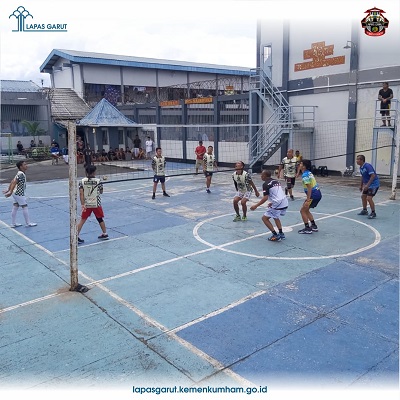 
Pertandingan eksibisi bola voly antara Petugas Lapas Garut, warga binaan dan Ivo Devota Tarogong, di Lapang Lapas Garut, Jalan KH. Hasan Arif, Kecamatan Banyuresmi, Kabupaten Garut, Sabtu (11/3/2023). (Foto: andre/dara.co.id)