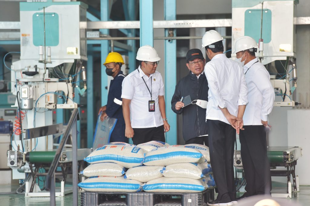 Presiden Jokowi dan Seskab Pamono Anung beserta sejumlah pejabat lainnya meninjau Sentra Penggilingan Padi Bulo di Sragen, Sabtu (11/03/2023). (Foto: Humas Setkab/Agung)
