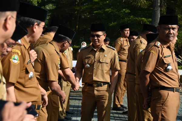 
Bupati Bandung Dr. Dadang Supriatna memeriksa barisan pada apel pagi ASN  di Lapangan Upakarti Kabupaten Bandung, Soreang, Senin (13/3/23). (Foto: prokopim)