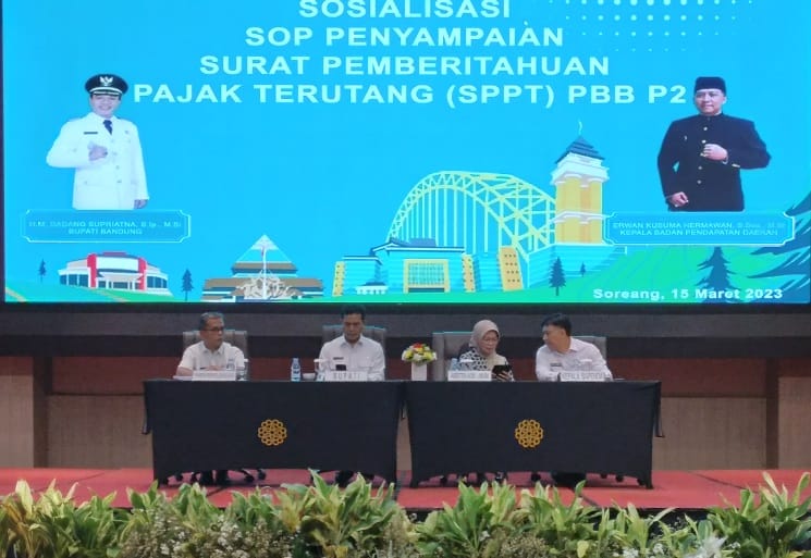 
Bupati Bandung Dr. HM. Dadang Supriatna saat menjadi narasumber Sosialisasi SOP Penyampaian Surat Pemberitahuan Pajak Terutang (SPPT) PBB 2, di Hotel Sunshine Soreang, Rabu (14/2023). (Foto: Ist)