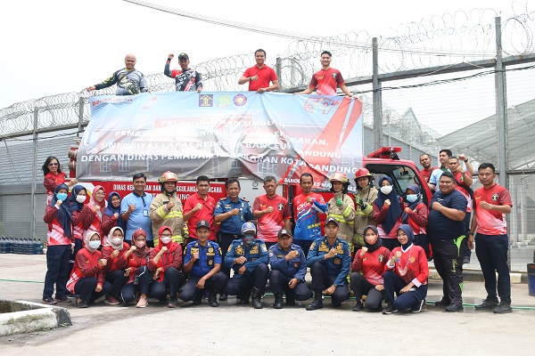 
Petugas Lapas Banceuy berfoto bersama petugas dari Dinas Pemadam Kebakaran Kota Bandung usai pelatihan Rabu (15/3/2023). (Foto: Humas Lapas Banceuy)
