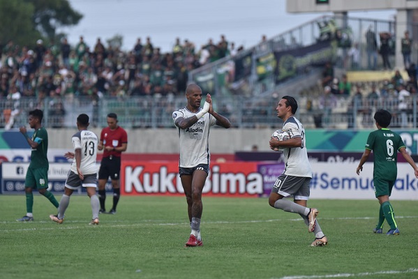 
Tak ada selebrasi berlebihan yang dilakukan David Da Silva saat mencetak gol ke gawang Persebaya pada pertandingan lanjutan Liga 1 2022/2023 di Stadion Gelora Joko Samudro Gresik, Jawa Timur, Senin (13/3/2023).(Foto: persib.go.id)