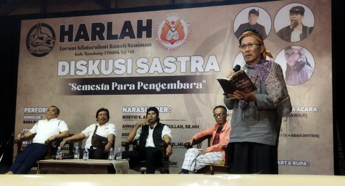 Seniman Abah Awie membaca sajak Sunda pada Diskusi Sastra di Padepukan Ki Sunda Ngalalana. (Sopamdi/ dejurnal.com).
