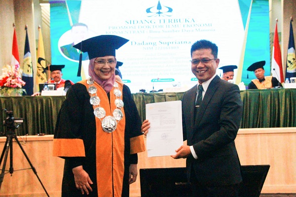 Bupati Bandung H M. Dadang Supriatna menjalani prosesi sidang terbuka promosi Doktor Ilmu Ekonomi dengan Konsentrasi Ilmu Sumber Daya Manusia di Kampus A Universitas Trisakti Gedung S Lantai 8 Ruang Auditorium Jalan Kyai Tapa No 1 Grogol Jakarta Barat, Kamis (2/3/23). (Foto: prokopim)
