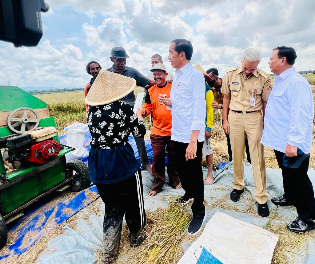 Presiden Jokowi didampingi Menhan Prabowo Subianto dan Gubernur Jateng Ganjar Pranowo menyaksikan panen raya padi, di Kebumen, Provinsi Jawa Tengah, Kamis (9/3/2023) (Foto: Setkab)

