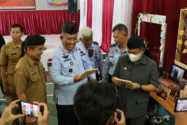 Wali Kota Bandung H. Yana Mulyana menyerahkan e-KTP Warga Binaan Pemasyarakatan Lapas Kelas IIA Banceuy Bandung, Senin (13/3).(Foto: Ist)
