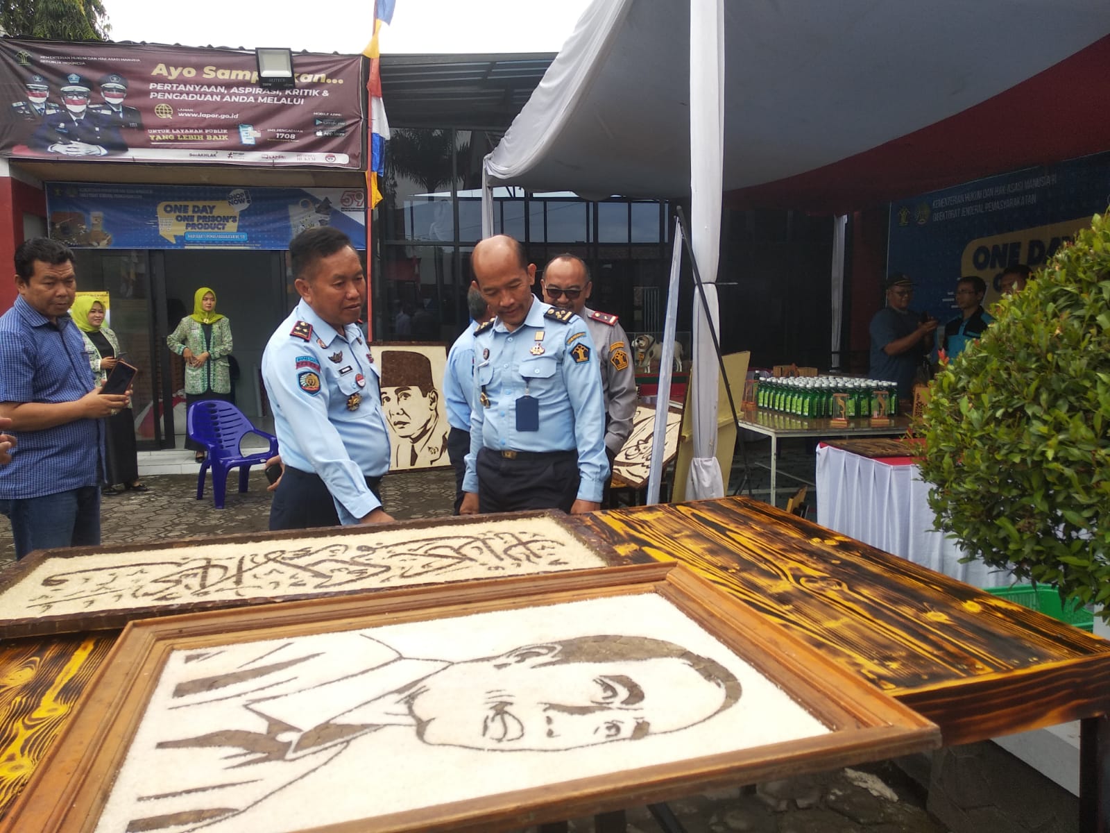 
Kabid Pembinaan, Bimbingan Pemasyarakatan, Pengentasan Anak, Informasi dan Komunikasi, Gunawan Sutrisnadi, didampingi Kalapas Garut, Iwan Gunawan Wahyudi, dan Kabapas Garut, Moch. Kund Bedraningrat, meninjau pameran produk hasil keterampilan wargabinaan, yang digelar dihalaman luar Lapas Garut, Senin (27/3/2023).(Foto: andre/dara.co.id)
