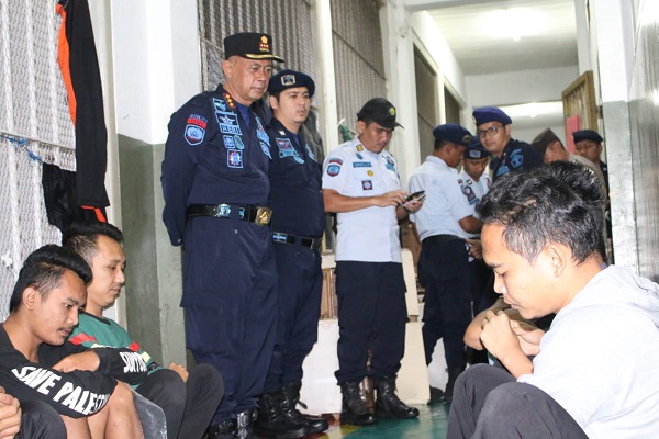 
Lapas Kelas IIA Banceuy Bandung bersama aparat gabungan merazia blok hunian warga binaan, Jumat (17/3/2023). (Foto: Ist)
