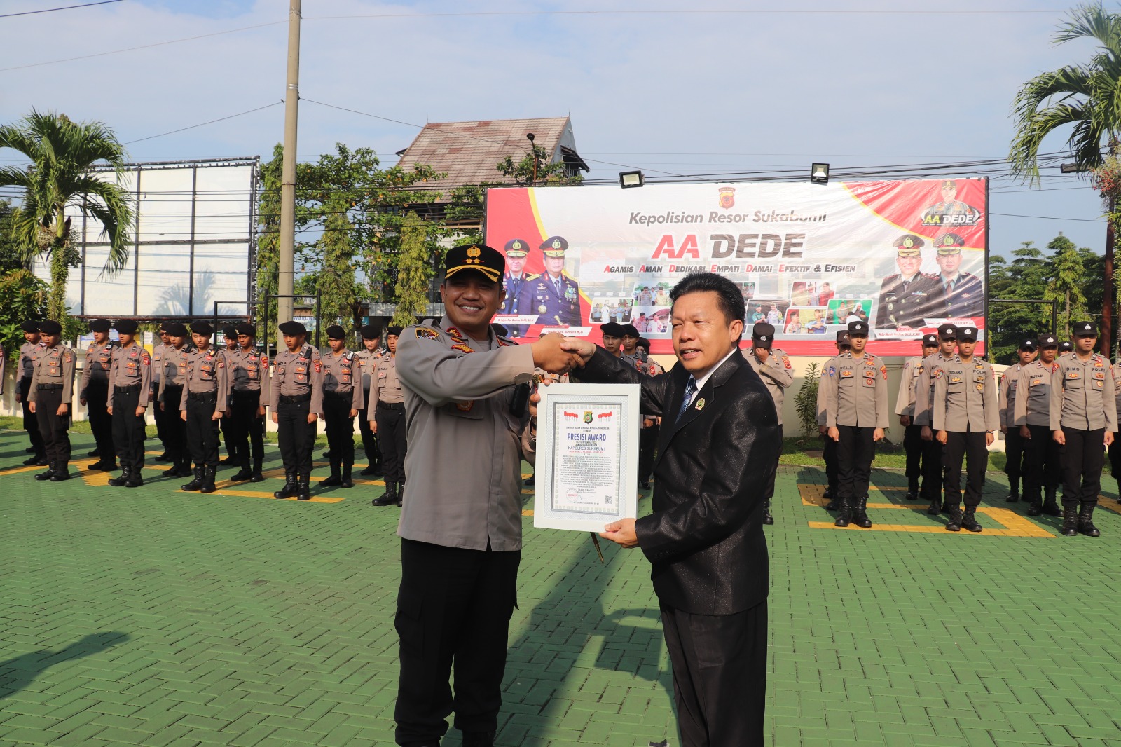 Kapolres Sukabumi  AKBP Maruly Pardede saat menerima penghargaan dari Lemkapi (Foto: Istimewa)