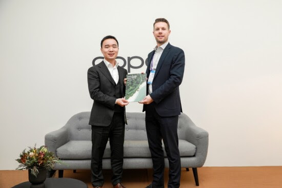 Billy Zhang, President of Overseas Sales and Service di OPPO, merilis OPPO Climate Action Report pada hari pertama MWC, dengan ucapan selamat dari Steven Moore, Head of GSMA Climate Action (Foto: Istimewa)