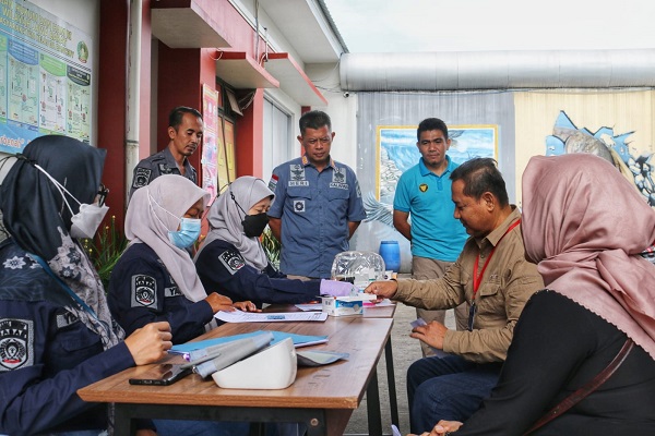 Masyarakat di sekitar Lembaga Pemasyarakatan (Lapas) kelas 2 Banceuy, Bandung berbondong-bondong mendatangi Posko Pelayanan Kesehatan Proaktif, Sabtu (18/3/2023).(Foto: ist) 
