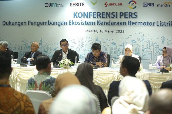 PT PLN (Persero) bersama Himpunan Bank Negara (Himbara) bersinergi guna mempermudah masyarakat dalam memperoleh bantuan pemerintah untuk memiliki Motor Listrik.(Foto: Ist)
