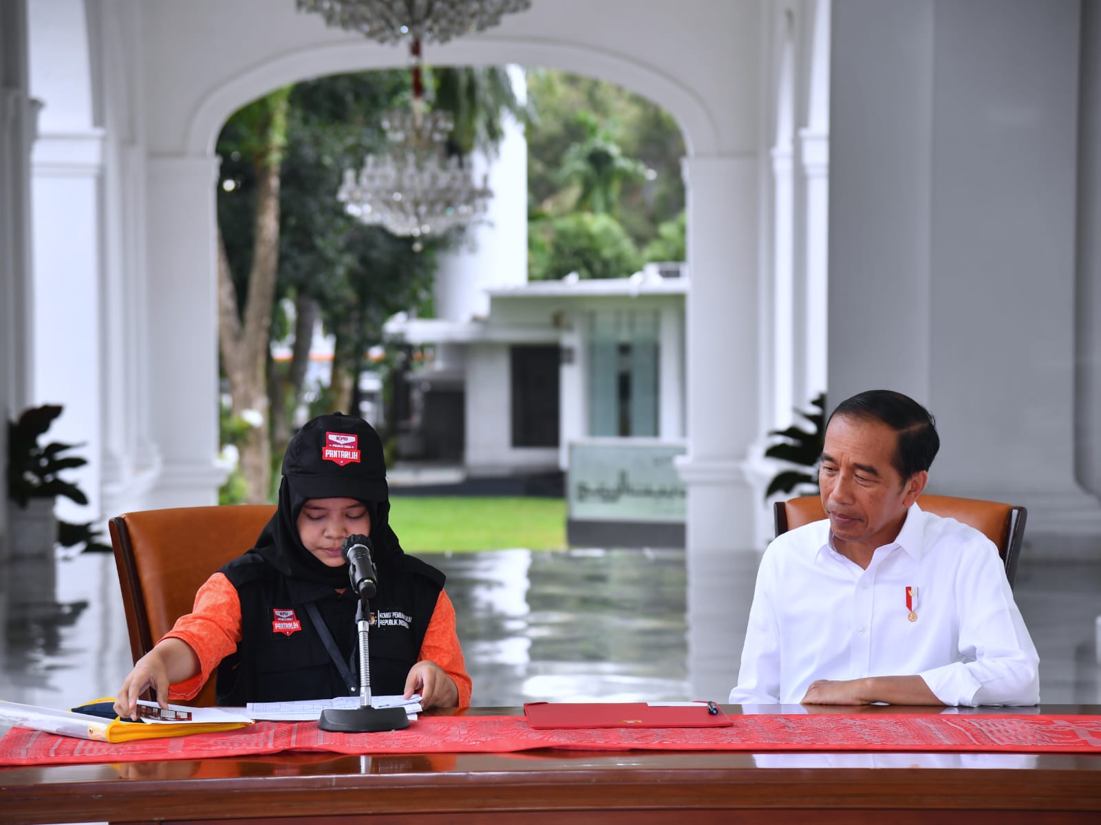 Presiden Jokowi mengikuti proses coklit data pemilih pemilihan umum (Pemilu) 2024, di Istana Merdeka, Jakarta, Selasa (14/03/2023) sore. (Foto: BPMI Setpres)

