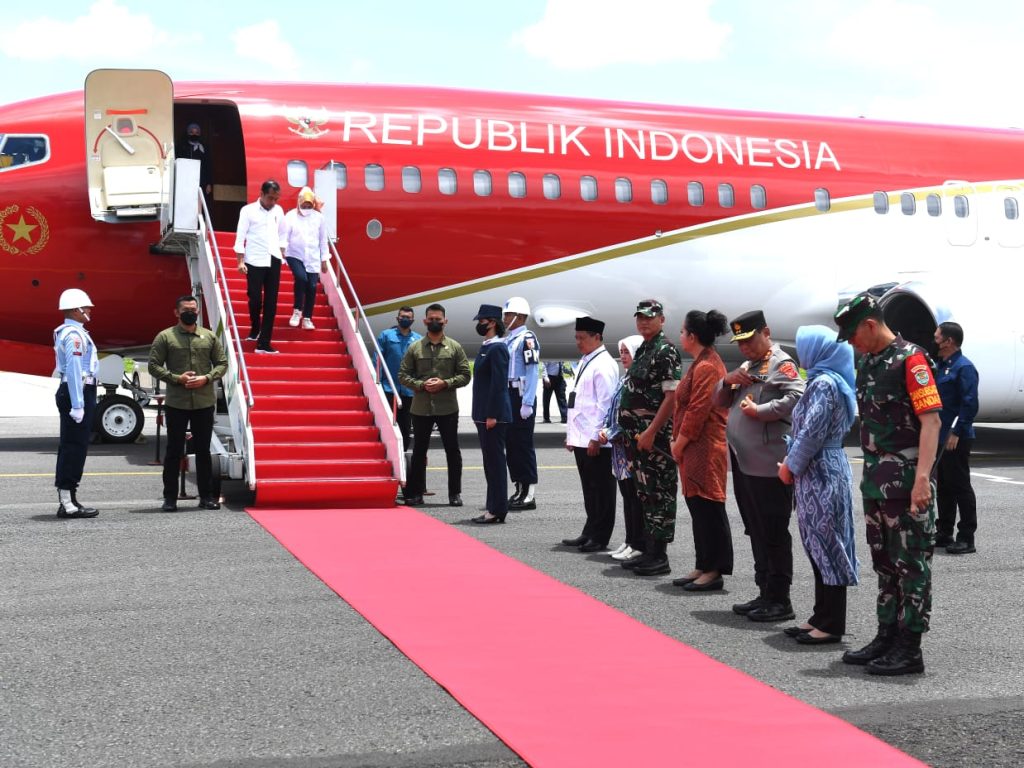 Presiden Jokowi dan Ibu Negara Iriana tiba di Pangkalan TNI Husein Sastranegara, Bandung, Minggu (05/03/2023). (Foto: BPMI Setpres/Kris)

