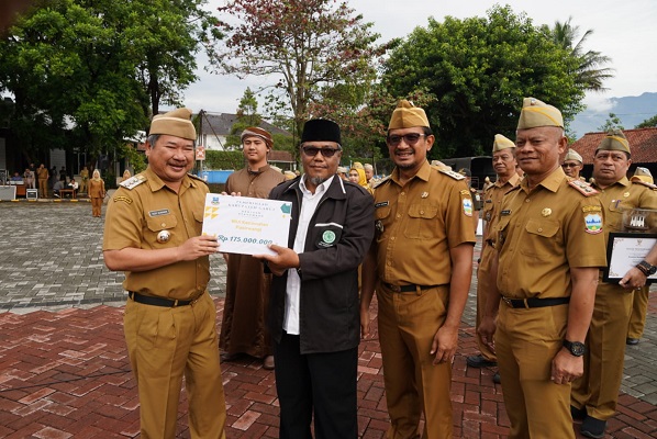 
Bupati Garut, Rudy Gunawan, didampingi Wakil Bupati Garut, dr. Helmi Budiman, dan Sekda Kabupaten Garut, Nurdin Yana, menyerahkan bantuan hibah keagamaan di Lapang Setda Kabupaten Garut, Jalan Pembangunan, Kecamatan Tarogong Kidul, Kabupaten Garut, Senin (27/3/2023). (Foto: andre/dara.co.id)