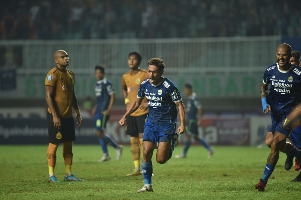 
Gol Persib terjadi pada menit ke-37, Daisuke Sato memecah kebuntuan lewat sontekan menyambar bola liar di dalam kotak penalti. (Foto: Persib)
