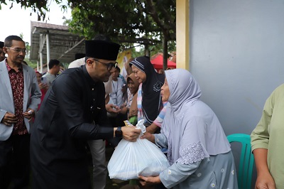 Hengky Kurniawan pada saat mendistribusikan sembako di Lapang Cipeundeuy. (Foto: Bagian Prokopim)
