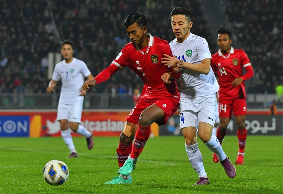 
Tim U-22 Indonesia bermain imbang 0-0 melawan tuan rumah Uzbekistan pada laga terakhir grup A Piala AFC U-20 2023 di Stadion Istiqlol, Fergana, Selasa (7/3/2023). 