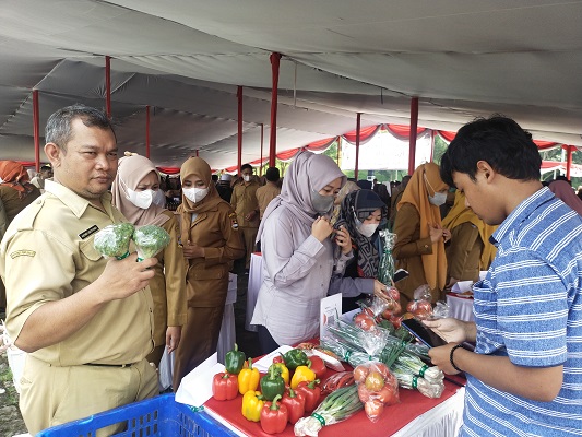 
 Para ASN KBB menyerbu Bazar Ramadhan Berkah yang melibatkan UMKM Kabupaten Bandung Barat. (Foto: heny/dara.co.id)
