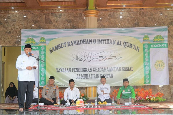 Wakil Gubernur Jawa Barat Uu Ruzhanul Ulum  memberikan tausiyah pada acara Sambut Ramadan dan Imtihan Al Qur'an di Pondok Pesantren Al Muhajirin, Gantar, Kabupaten Indramayu, Minggu (19/3/2023). (Foto: jabarprov.go.id)