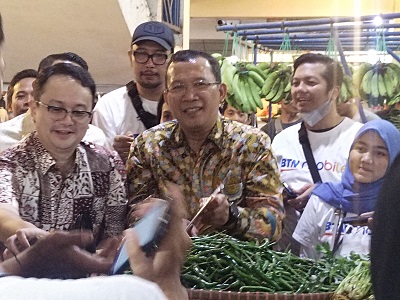 Wakemendag Jerry Sambuaga bersama Direktur BTN, saat di Pasar Tagog Padalarang (Foto: Istimewa)
