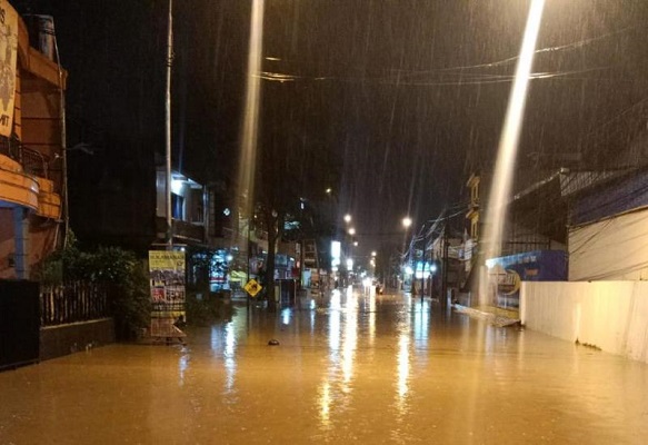 Banjir di wilayah Bandung Selatan masih merendam sejumlah Kecamatan di Kabupaten Bandung. Wilayah terperah yang terendam terjadi di Dayeuhkolot, Baleendah, Bojongsoang dan Majalaya.(Foto: dara)
