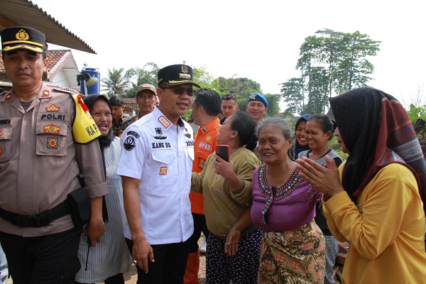 Bupati Bandung Dr. H.M. Dadang Supriatna bersama  Kepala Pelaksana Badan Penanggulangan Bencana Daerah (BPBD) Kabupaten Bandung Uka Suska Puji Utama meninjau lokasi banjir di beberapa wilayah di Kabupaten Bandung, Kamis (27/4/23). (Foto: prokopim)
