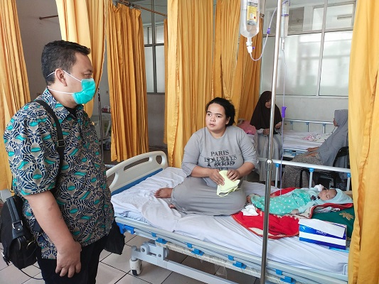 
Anggota Komisi V DPRD Jawa Barat yang juga Wakil Ketua DPW PAN Jawa Barat, Enjang Tedi, saat menjenguk Ahmad Jalaludin, bayi berusia tiga bulan yang terdiagnosa menderita gagal tumbuh di RSUD dr. Slamet Garut, Minggu (30/4/2023).(Foto: andre/dara)
