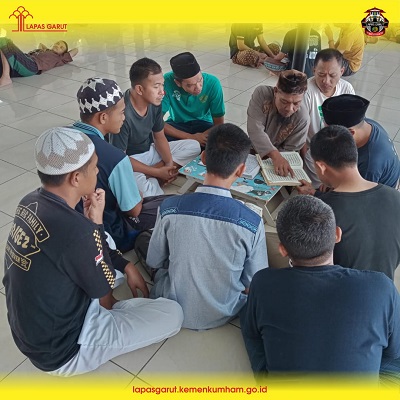 Sejumlah santri warga binaan Lembaga Pemasyarakatan (Lapas) Garut, Jawa Barat tengah membeca Al Quran (Foto: Ist)
