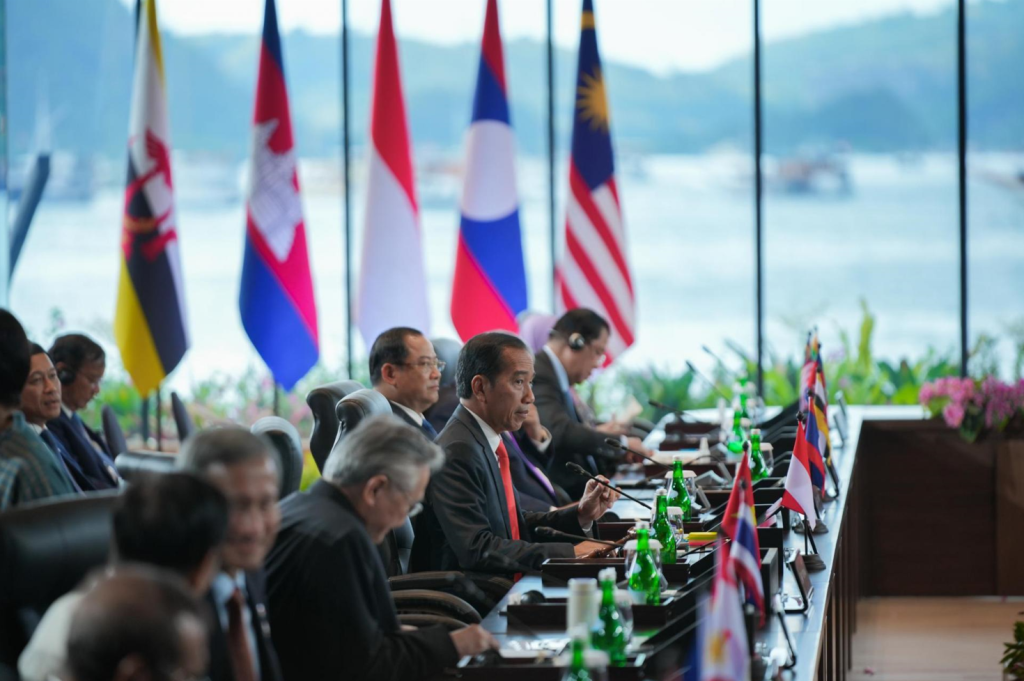 Presiden Jokowi saat membuka Pertemuan Pemimpin ASEAN dengan High-Level Task Force on ASEAN Community’s Post-2025 Vision, di Hotel Meruorah Komodo, Labuan Bajo, Manggarai Barat, Nusa Tenggara Timur, Rabu (10/05/2023) siang. (Foto: ASEAN2023 Host Photographer/SETKAB)

