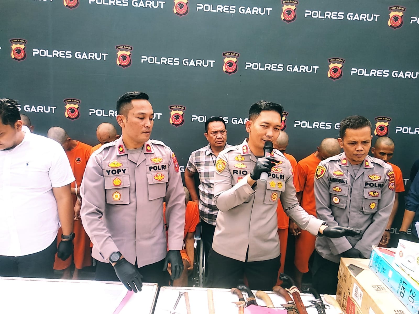 Kapolres Garut, AKBP Rio Wahyu Anggoro, memberikan keterangan pers terkait penangkapan 7 komplotan pencuri spesialis hewan ternak di Mapolres Garut, Selasa (2/5/2023) (Foto: Ist)