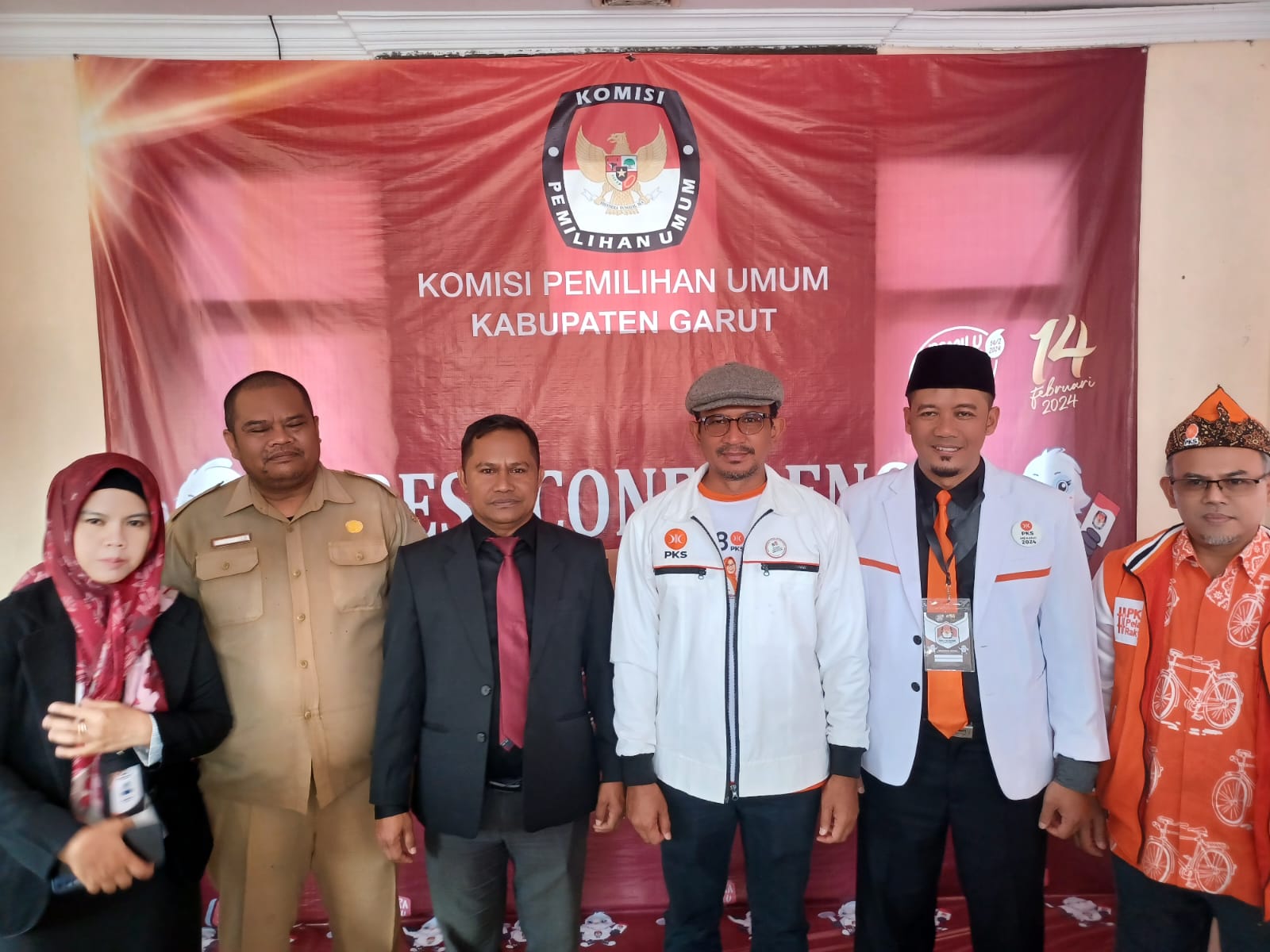 Ketua DPD PKS Garut yang juga Wakil Bupati (Wabup) Garut, Helmi Budiman, berfoto bersama Ketua Bawaslu Garut, Jainudin Basri, dan perwakilan Bawaslu Garut usai mendaftar di KPU Garut, Senin (8/5/2023) (Foto: Istimewa)