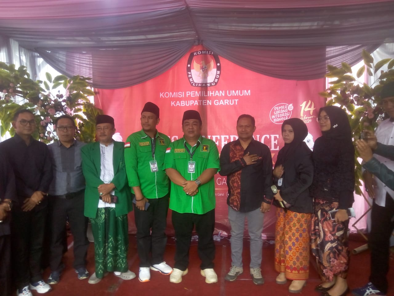 Ketua DPC PPP Kabupaten Garut, Yudi Nugraha Lasminingrat, didampingi Ketua KPU Garut memberikan keterangan usai menyerahkan berkas pendaftaran di Kantor KPU Garut, Jalan Suherman, Kecamatan Tarogong Kaler, Kabupaten Garut, Kamis (11/5/2023) (Foto: Ist)