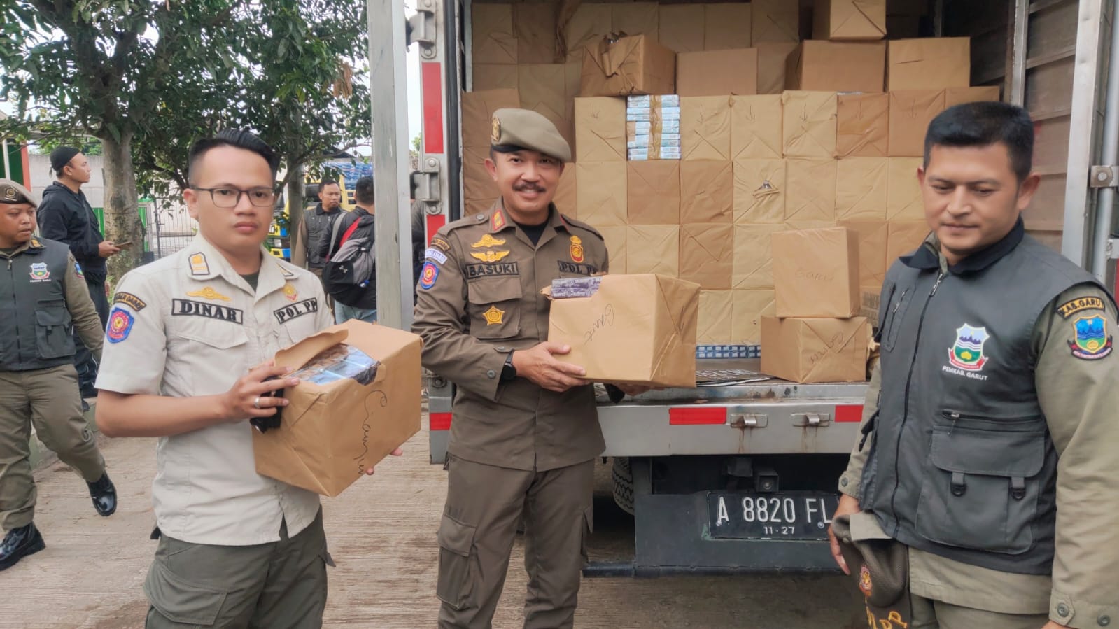 Kepala Satpol PP Kabupaten Garut, Usep Basuki Eko (tengah) menunjukan barang bukti rokok ilegal yang disimpan dalam sebuah mobil box pada opeasi gabungan yang dilaksanakan (Foto: Istimewa)