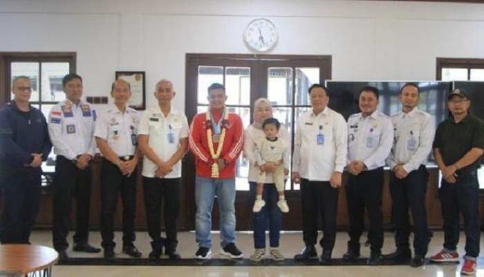 
Jajaran Kemenkumham Jabar berfoto bersama dengan Helga Algida, atlit Kempo pegawai Rutan Bandung yang berhasil meraih 3 mendali di Kejuaraan dunia 2023 di Portugal, Kamis (4/5/2023). (foto:ist)