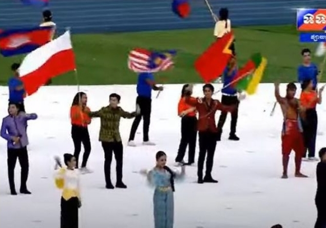  Bendera Indonesi terbalik saat upacara Pembukaan SEA Games 2023 Kamboja resmi dibuka di Morodok Techo National Stadium, Phnom Penh,Jumat (5/5/2023) sekitar pukul 19.00 WIB. (Foto: Istimewa)
