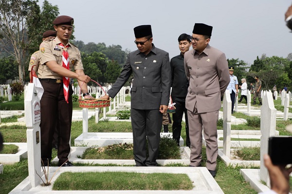 Bupati Bandung Dr. HM. Dadang Supriatna bersama Wakil Bupati Sahrul Gunawan tabur bunga saat ziarah ke makam para mantan Bupati Bandung di sejumlah Taman Makam Pahlawan (TMP) di Kota Bandung dan Kabupaten Bandung, Selasa (2/5/23).(Foto: prokopim)
