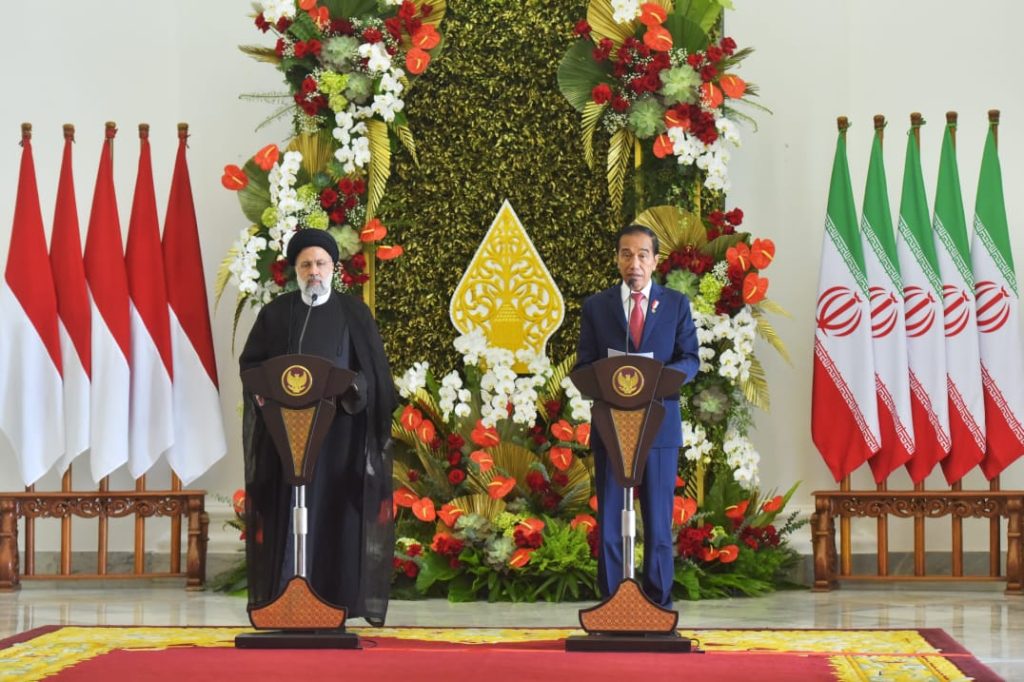 Presiden Jokowi dan Presiden Republik Islam Iran Seyyed Ebrahim Raisi saat melakukan pernyataan pers bersama, Selasa (23/05/2023), di Istana Kepresidenan Bogor, Jawa Barat. (Foto: Humas Setkab/Agung)

