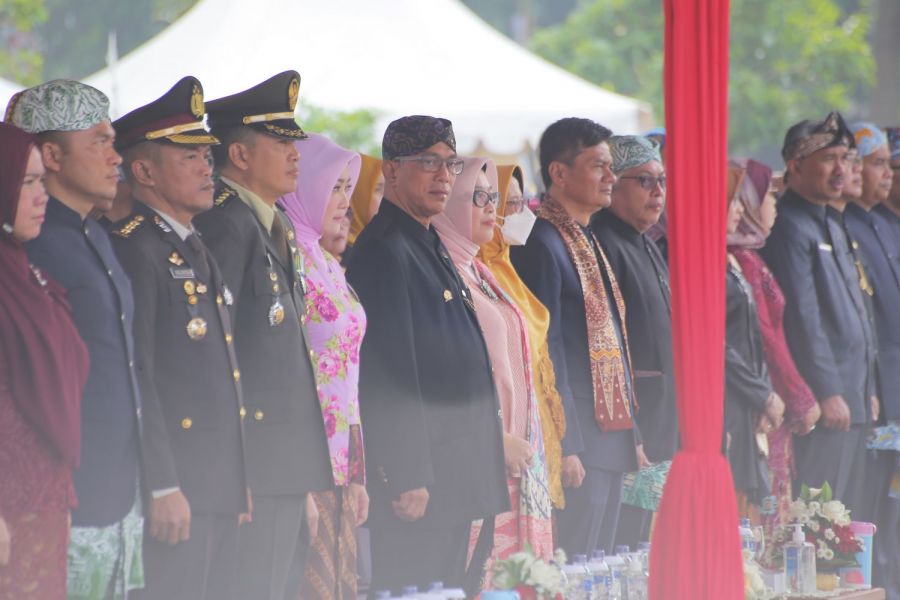 Wakil Ketua Komisi V DPRD Jawa Barat Ir. H. Abdul Hadi Wijaya, M.Sc saat menghadiri upacara Hari Pendidikan (Hardiknas) Tahun 2023 di Lapangan Gasibu, Kota Bandung Selasa (2/5/2023) (Humas DPRD Jawa Barat). (foto: Humas DPRD Jabar/Puja)