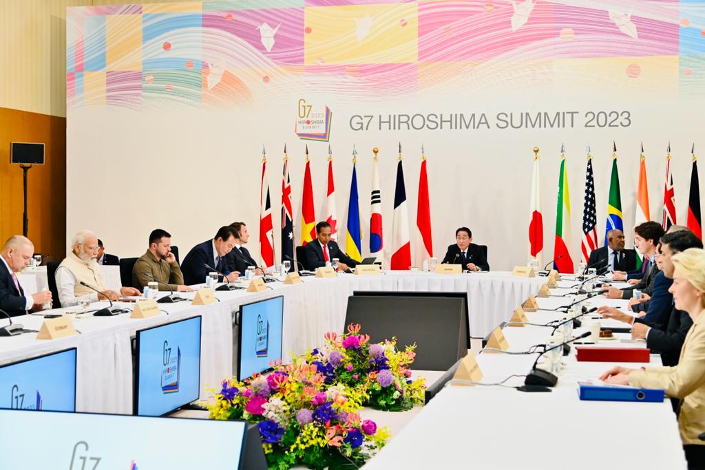 Presiden Jokowi menghadiri KTT G7 sesi kesembilan, di Hotel Grand Prince, Hiroshima, Jepang, Minggu (21/05/2023). (Foto: BPMI Setpres)