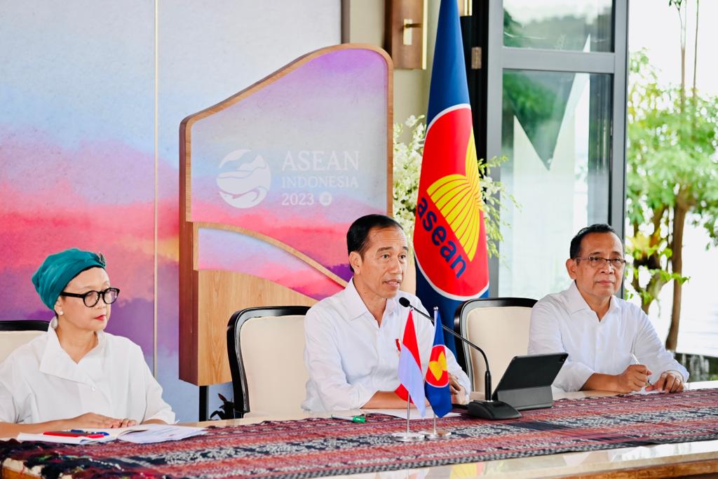 Presiden Jokowi didampingi Menlu Retno Marsudi dan Mensesneg Pratikno memberikan keterangan pers di Labuan Bajo, Senin (08/05/2023). (Foto: BPMI Setpres)

