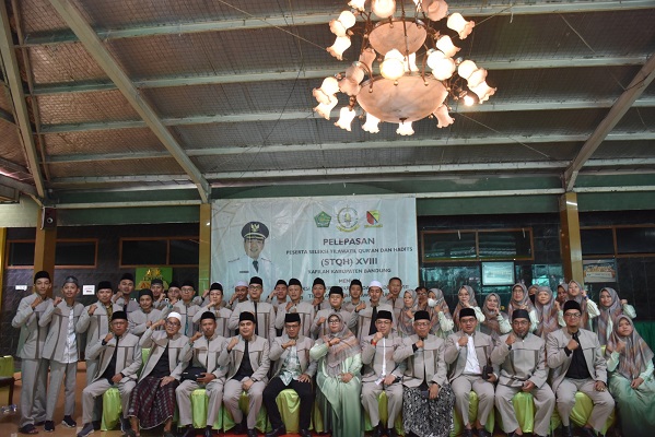 Bupati Bandung melepas Kafilah STQ Kabupaten Bandung di Hotel Antik Soreang Kabupaten Bandung, Kamis (4/5/23).Jumlah kafilah asal Kabupaten Bandung sebanyak 80 orang. (Foto: prokopim)