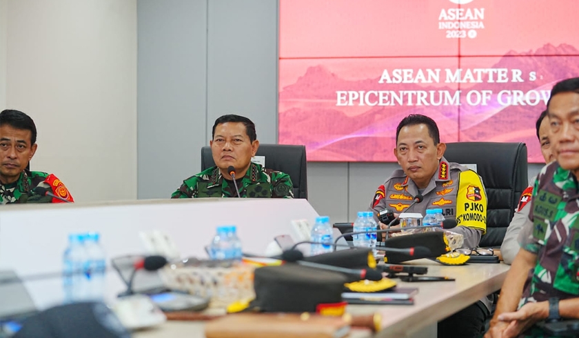 Kapolri Jenderal Listyo Sigit Prabowo bersama Panglima TNI saat meninjau 91 Command Center KTT ASEAN. (Foto: PMJ News)