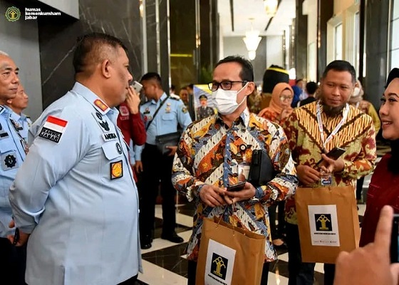 

Sekretaris Jenderal Kemenkumham, Komjen Pol. Andap Budhi Revianto berbincang dengan sejumlah penjabat di sela malam penyerahan BKN Award 2023di Pullman Bandung Grand Central, Jawa Barat, Selasa (30/5/2023). (Foto: andre/dara)
