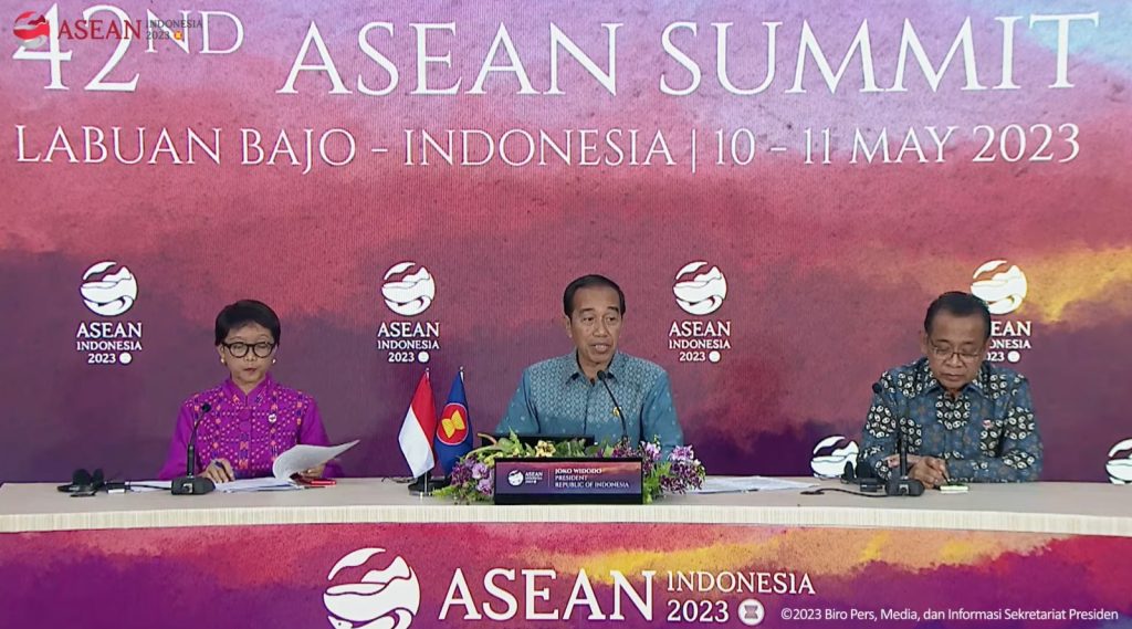 Presiden Jokowi memberikan keterangan pers didampingi Menlu dan Mensesneg di Labuan Bajo, Kamis (11/05/2023).(Foto: Setkab)