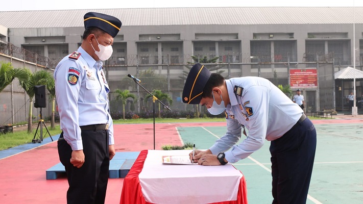 
Kepala Lembaga Pemasyarakatan  Kelas 2 Bancuey Bandung,  Heri Kusrita menyaksikan pendatanganan komitmen bersama pemberantasan penyimpangan saat  Apel Deklarasi Zero Halinar di area Lapangan dalam Lapas Kelas IIA Banceuy Bandung, Selasa (9/5/2023). (Foto: Ist)
