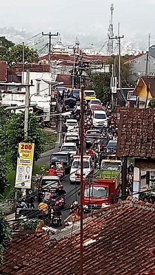 
Lalu lintas menuju kawasan Wisata Pasirjambu- Ciwidey- Rancabali (Pacira), Kabupaten Bandung, Senin (1/5/2023), padat merayap. (Foto: Ist)
