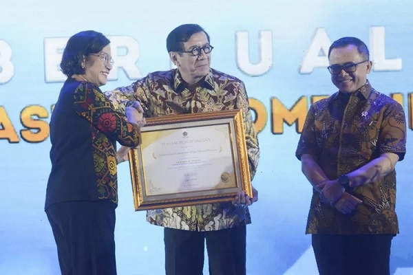 
Menteri Hukum dan HAM, Yasonna H. Laoly menerima pengharagaan dari Menteri Keuangan, Sri Mulyani, atas kinerja anggaran terbaik tahun 2022, Rabu (17/5/2023). (foto: ist)
