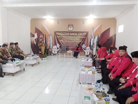 
Pengurus PDI-P KBB saat mendaftar Bacalegnya di Kantor KPU Kabupaten Bandung Barat di Jalan Tagog Padalarang-Cikalongwetan, Kamis (11/5/2023). (Foto: heny/dara)