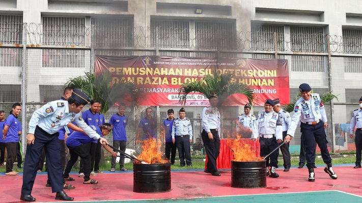 
Kepala Lapas Banceuy Bandung, Heri Kusrita memimpin pemusnahan barang bukti hasil diteksi dini dan razia blok kamar hunian di Area Lapangan Dalam, Selasa (9/5/2023).(Foto: Ist)
